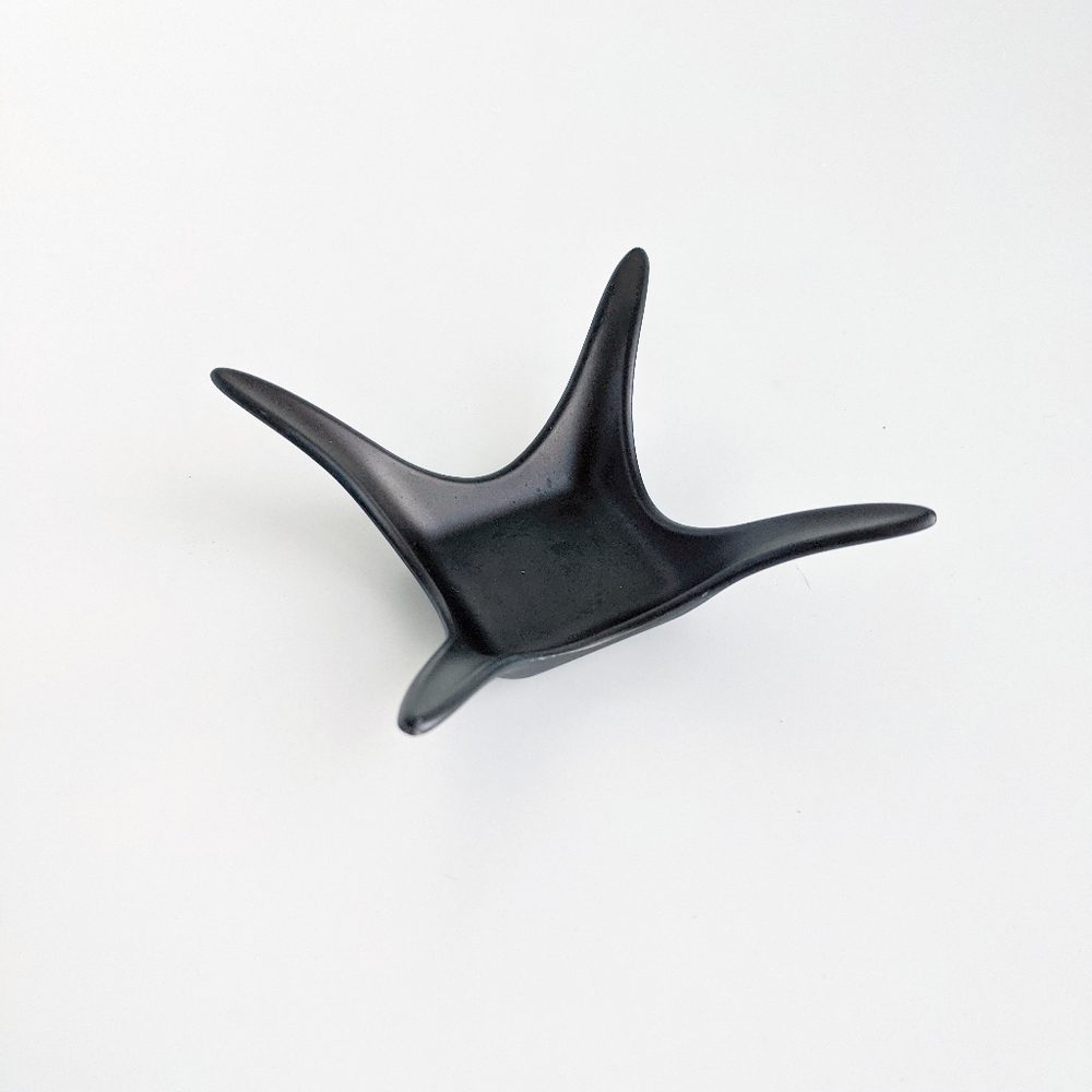 Umbra pronged ring holder